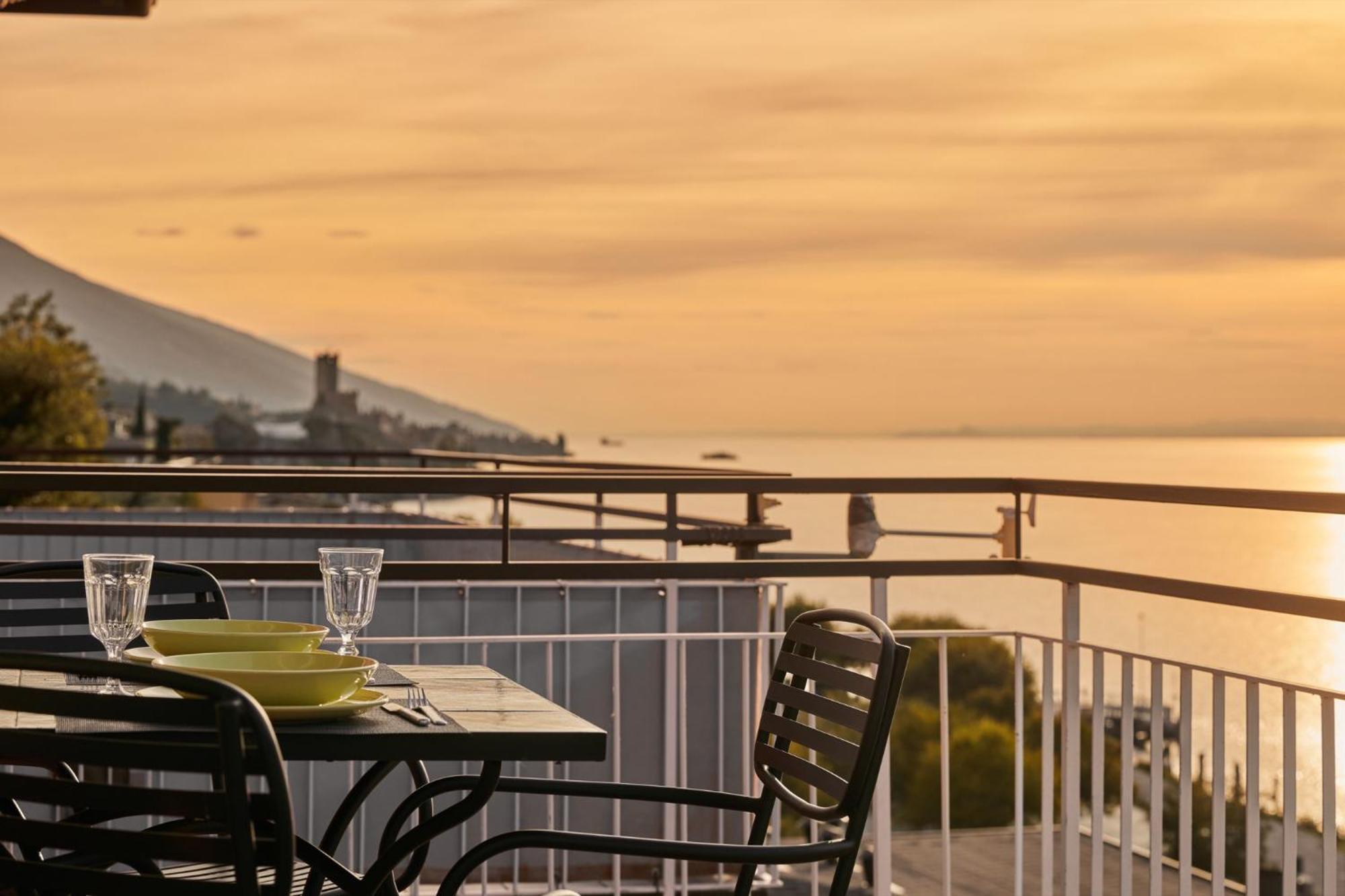 Lake View Luca Apartment Malcesine Bagian luar foto